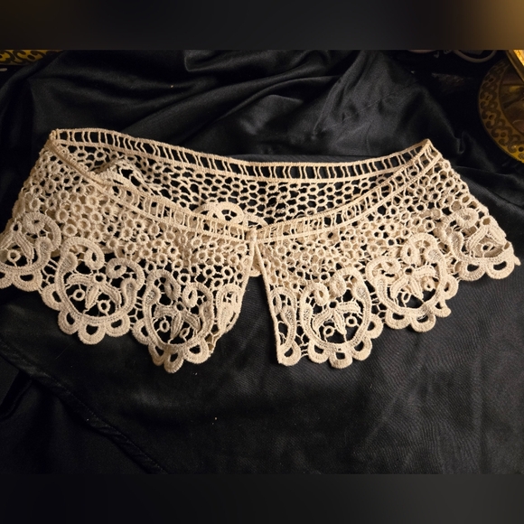 Source Unknown Jewelry - Vintage-Inspired Cream Lace Detachable Collar • Gothic Cottagecore